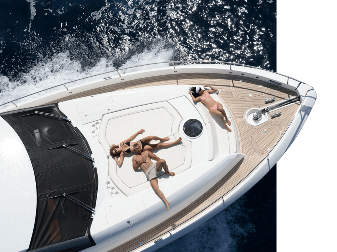 Renta de yates en Puerto Vallarta, yate en el mar con personas disfrutando del paseo