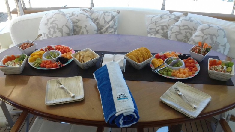 Bandeja decorada Bip Charters Yacht Charter Puerto Vallarta