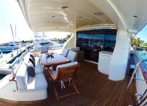 Azimut 70 (2000) Bip Charters Renta de Yates en Puerto Vallarta