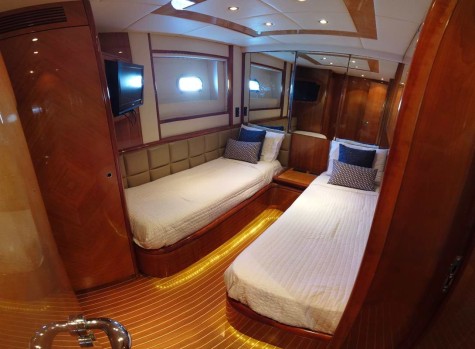 Azimut 70 (2000) Bip Charters Renta de Yates en Puerto Vallarta