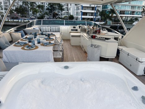 Azimut 85 Fly ILG (2006) Bip Charters Renta de Yates en Puerto Vallarta