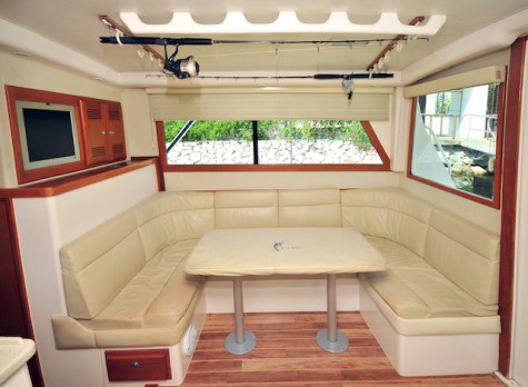 Cabo 35 FS Bip Charters Renta de Yates en Puerto Vallarta