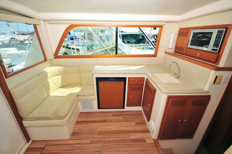 Cabo 35 FS Bip Charters Renta de Yates en Puerto Vallarta