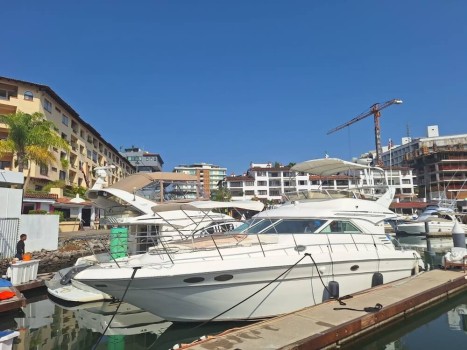 Sedan Bridge  400 (1999) Bip Charters Renta de Yates en Puerto Vallarta