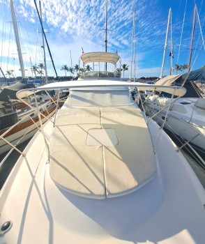 Sedan Bridge  400 (1999) Bip Charters Renta de Yates en Puerto Vallarta