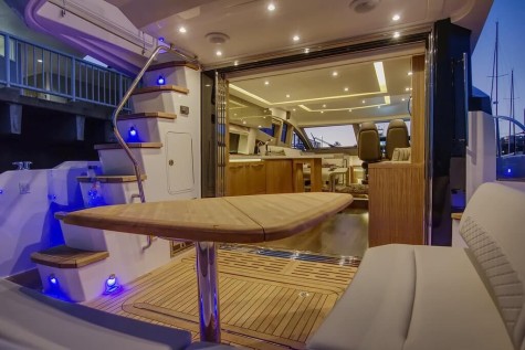 Sea Ray L55 fly (2018) Bip Charters Renta de Yates en Puerto Vallarta